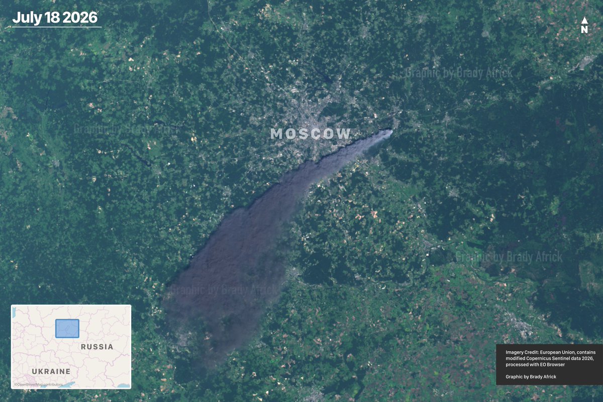 bradyafr's tweet photo. New satellite imagery shows a huge smoke plume coming from the Russian city of Elektrostal following Ukrainian drone strikes. https://t.co/Fczo55mc0B