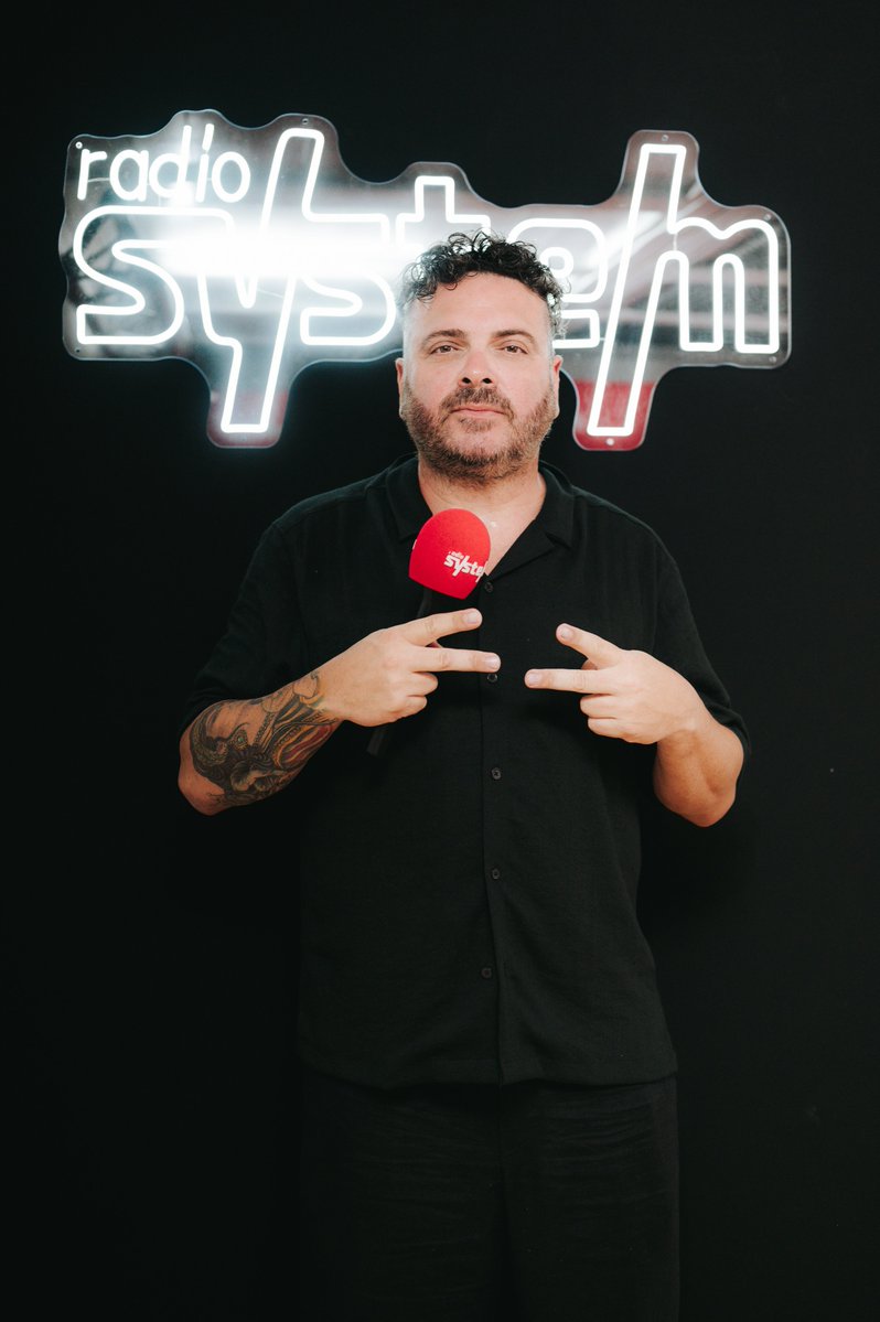 RSystemNetwork's tweet photo. Dal palco della settima notte di Vista Festival ai microfoni di Radio System all'interno di #CasaSystem. Storie che si intrecciano, musica da condividere, protagonisti che si raccontano. Segui il #VistaFestival su #RadioSystem. Scarica gratis 👇🏻
https://t.co/XgUbQOpaD5 https://t.co/eOEP4MHLPT