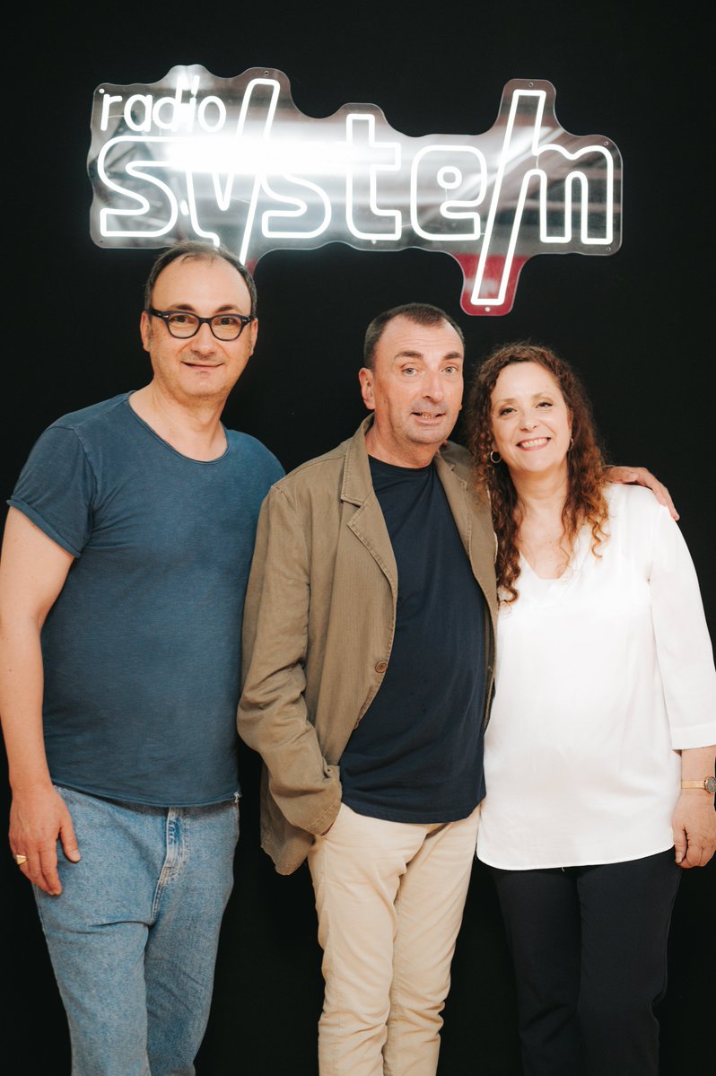 RSystemNetwork's tweet photo. Dal palco della settima notte di Vista Festival ai microfoni di Radio System all'interno di #CasaSystem. Storie che si intrecciano, musica da condividere, protagonisti che si raccontano. Segui il #VistaFestival su #RadioSystem. Scarica gratis 👇🏻
https://t.co/XgUbQOpaD5 https://t.co/eOEP4MHLPT