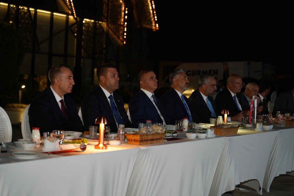ebekirsahin's tweet photo. Türk Dünyası İş Konseyi tarafından "Milli Vizyon, Ortak Gelecek, Güçlü İş Birliği" ekseninde düzenlenen programda, Yönetim Kurulu Başkanımız Dr. İsmail İlhan Hatipoğlu ile birlikte kıymetli paydaşlarımızla bir araya geldik.

Türk Telekom olarak, dijital dönüşümü sadece bir teknoloji yatırımı olarak değil, ortak geleceğimize atılmış stratejik bir imza olarak görüyoruz. Sınırları aşan dijital bir köprü kurarak, ülkemizin teknolojik entegrasyonuna öncülük etmek en temel sorumluluğumuzdur.

Bu buluşmada pekiştirdiğimiz stratejik iş birlikleriyle, sinerjimizi inovasyonla birleştirmeye devam edeceğiz. Hedeflediğimiz noktaya kararlılıkla ilerlerken, geleceğin dijital mimarisini ortak akıl ve yüksek teknoloji vizyonumuzla hep birlikte inşa edeceğiz.

Nazik ev sahiplikleri için Sayın Aydın Erkoç’a ve Türk Dünyası İş Konseyi camiasına en içten teşekkürlerimi sunuyorum.