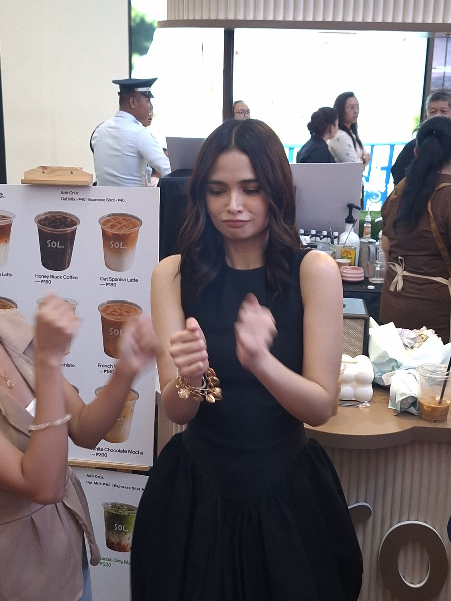 unniejolina's tweet photo. Anong dance step kaya to? Bawal tamang sagot. Eme @realrhen

SOLOVELY CUP OF RHEN
#MHIAMBxSOLCoffee
#RhenInSolCafe https://t.co/jFCkfqbWzX