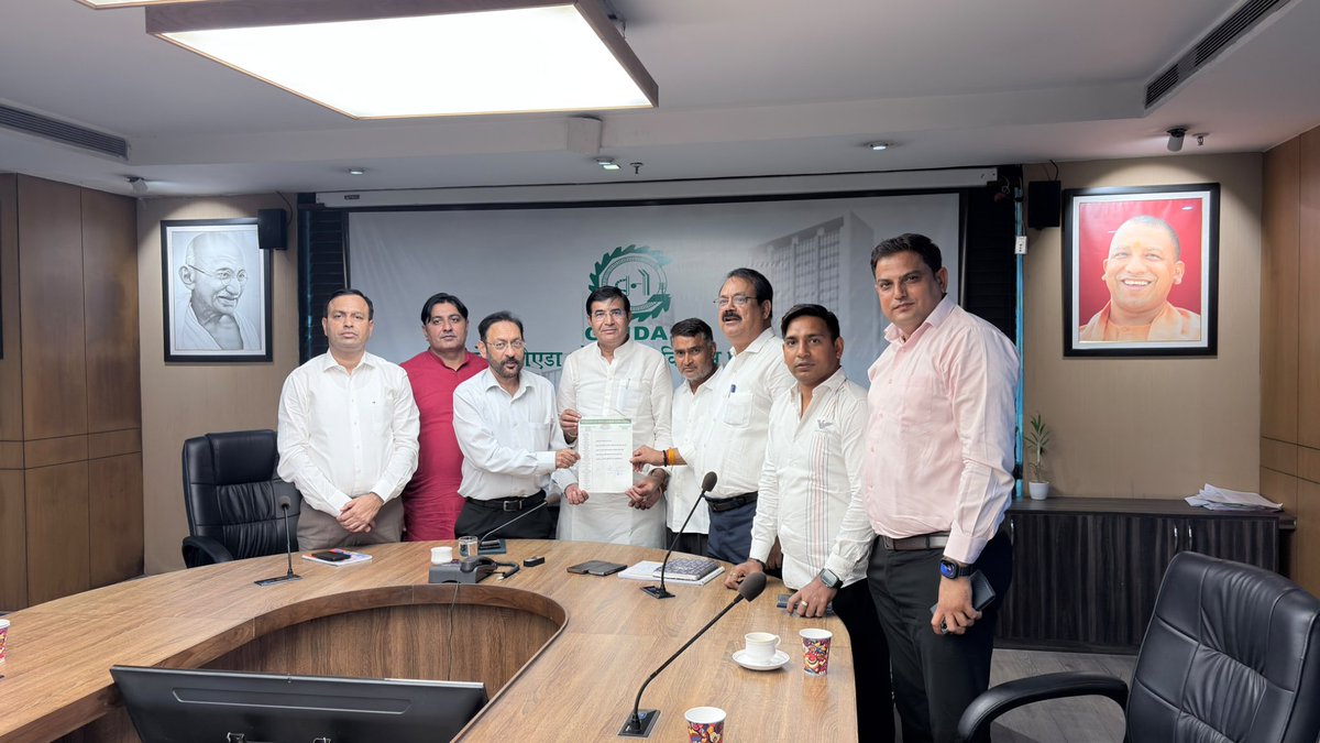 OfficialGNIDA's tweet photo. आवासीय सेक्टरों में नागरिक समस्याओं के त्वरित समाधान हेतु #GNIDA और आरडब्ल्यूए/फेडरेशन के बीच नियमित बैठकें आयोजित की जा रही हैं। बैठक में सफाई, जल निकासी, स्ट्रीट लाइट, क्षतिग्रस्त पोल सहित विभिन्न समस्याओं पर चर्चा कर संबंधित अधिकारियों को प्राथमिकता से समाधान के निर्देश दिए। https://t.co/Wc4yLez9zP