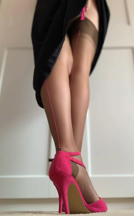 luciasalvia94's tweet photo. La sottile linea... ROSA 🩷🩷 🍃#18luglio #amatuerphotography #amaturphotographer #boudiorphotography #legs #legsfordays #longlegs #heels #nylon #holdups #officegirl #girlnextdoor https://t.co/Enp9YiSypK