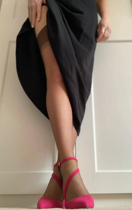 luciasalvia94's tweet photo. La sottile linea... ROSA 🩷🩷 🍃#18luglio #amatuerphotography #amaturphotographer #boudiorphotography #legs #legsfordays #longlegs #heels #nylon #holdups #officegirl #girlnextdoor https://t.co/Enp9YiSypK