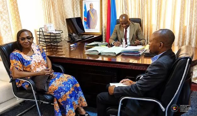 raphael_mabonzo's tweet photo. Au Kongo Central, le  Ministre provincial de la Santé Jean Kimboko Ndombasi, renforce le contrôle des autorisations d'importation des médicaments afin de garantir à la population l'accès à des produits pharmaceutiques conformes aux normes en vigueur.

#SantéPublique #KongoC https://t.co/0pK7oQaUNe