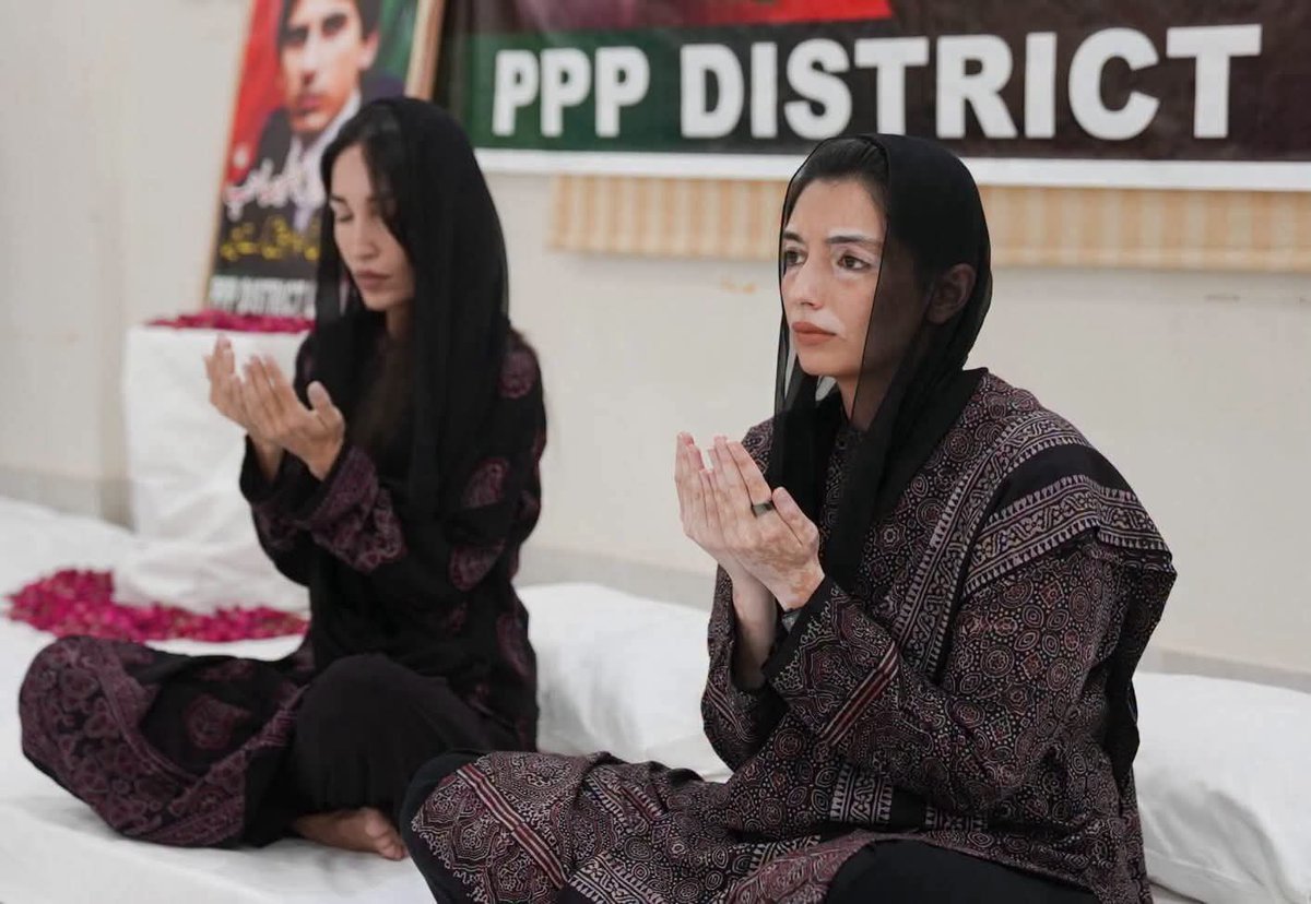 Mani_PSF's tweet photo. شہید میر شاہنواز بھٹو کو 41واں یوم شہادت
خاتون اول اور رکن قومی اسمبلی بی بی آصفہ بھٹو زرداری اور شہید میر شاہنواز بھٹو کی صاحبزادی سسی بھٹو نے بھٹو ہاؤس، نوڈیرو میں شہید میر شاہنواز بھٹو  کو خراج عقیدت پیش کیا، اس موقع پر انہوں نے قرآن خوانی میں بھی شرکت کی۔ https://t.co/CuSH6D6c6Z