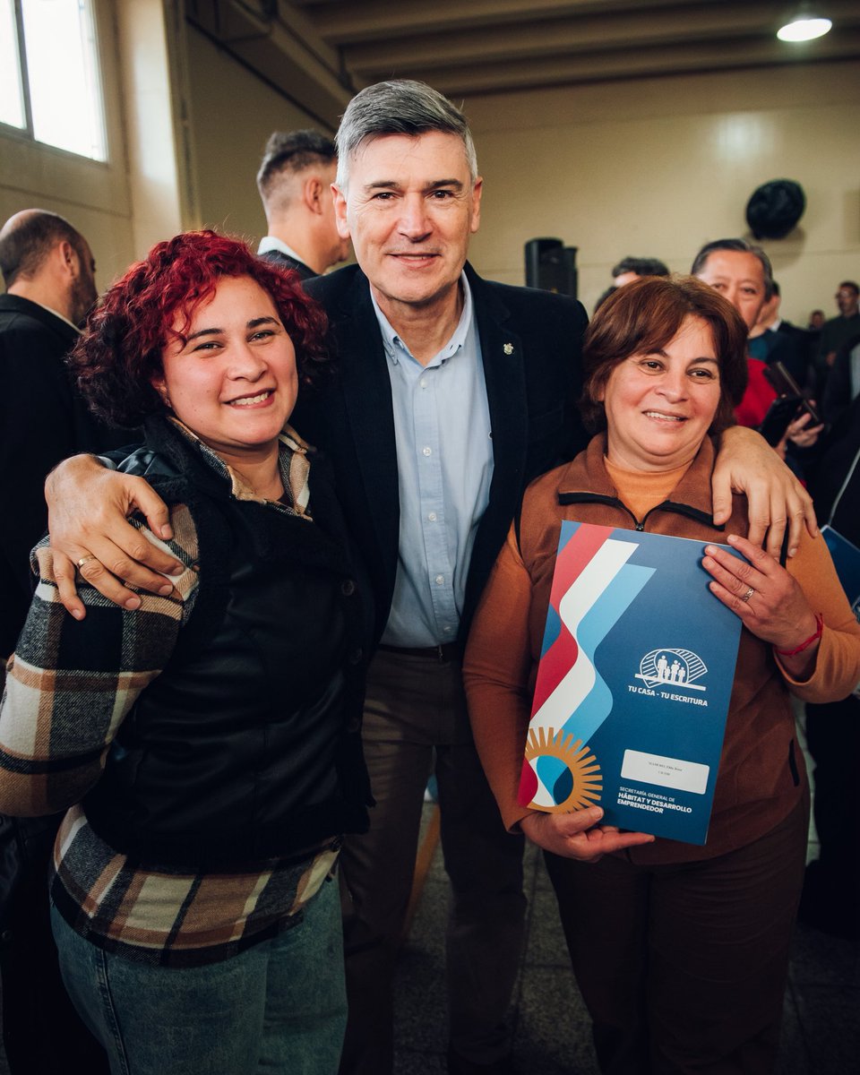 PasseriniOk's tweet photo. 46 familias de #CórdobaCapital recibieron el título de propiedad de su vivienda. 🏠📜

Cuando el Estado trabaja de manera articulada, los resultados llegan directamente a la vida de los vecinos. 

Seguimos trabajando para que cada vez más familias puedan contar con la tranquilidad y la certeza de que su hogar les pertenece.
