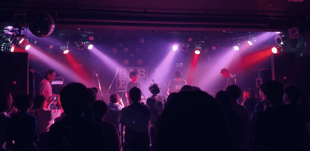 ba_moriban's tweet photo. バンコレvol.36 〜夏の陣〜
相変わらずの長丁場でしたが楽しかったですー(´∀｀*)
82年組はまた来年もやります(予定)ので次回も演奏を見て頂けるとありがたいです｡ﾟ(ﾟ´ω`ﾟ)ﾟ｡
あっ、新ベースで初めてのライブでした‼︎ https://t.co/OgW6OHL7G0