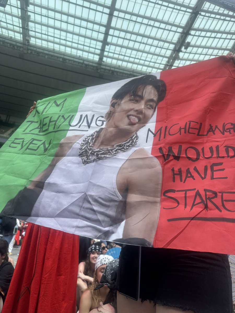 sistahclaire's tweet photo. AMANDO LE ITALIANE DIETRO DI ME https://t.co/cwiY8oYPCv