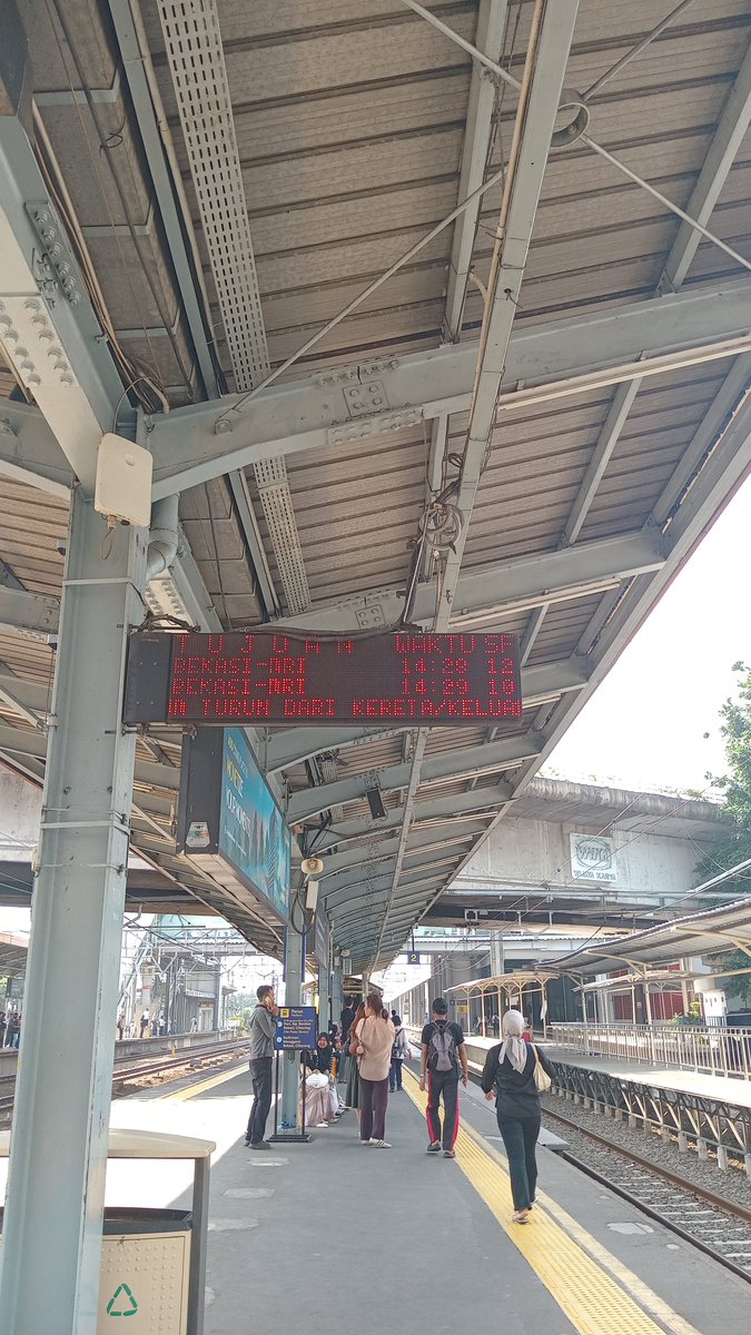 outshitcin's tweet photo. Awal baca BEKASI - ARI, ngga taunya pas dibaca ulang "oh MRI" saking udah lama ngga naik kereta, agak kaget dikit :3 https://t.co/JeJfD4nDcq