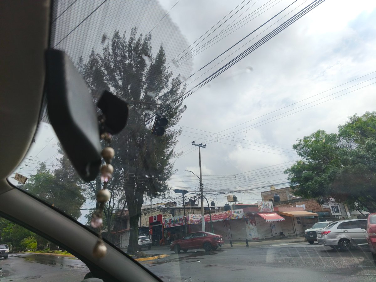 euss13's tweet photo. @AgenciaAMIM semáforo descompuesto o otro a la mitad en Av acueducto y Jesús en col las bóvedas, Zapopan https://t.co/9F5G02Bv5r