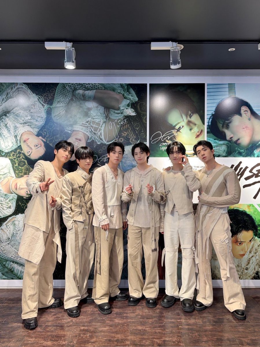 _leejunyoung_'s tweet photo. TOWER RECORDS SHIBUYA

❤️🧡💜🖤💚💙💡

#온앤오프 #ONF
#TOWERRECORDS https://t.co/n98exlYGR0