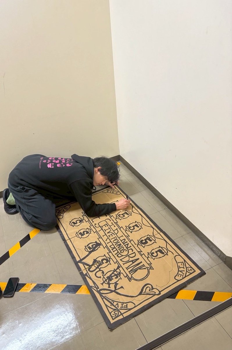 hsi1213's tweet photo. 優しいホームズさんとハドソンさん。
お客様に楽しんで頂きたい
気持ちはもちろん、
おふたりを楽しませるつもりで
あの手この手でチャレンジしてます✊
今回は物理的に大きな
オリジナル5ポンド札作ってみました！
小道具ならではの手作り感と
ラッキーとしての不器用感を
大事にしました。
#モリミュ https://t.co/xpsXXMQCON
