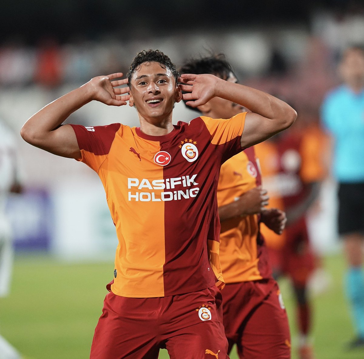 forzacimbom's tweet photo. Ali Naci Küçük: "Galatasaray neden kendi Ponomarenko'sunu kadrosundan çıkarmasın? Ada Yüzgeç'te bu kalite, nitelik ve potansiyel var. Fiziksel olarak da özel çalışmalar yapıyor. Yıldız aurası var. Okan Buruk, Ada'ya çok fazla önem veriyor." https://t.co/RmYiLM2eEG