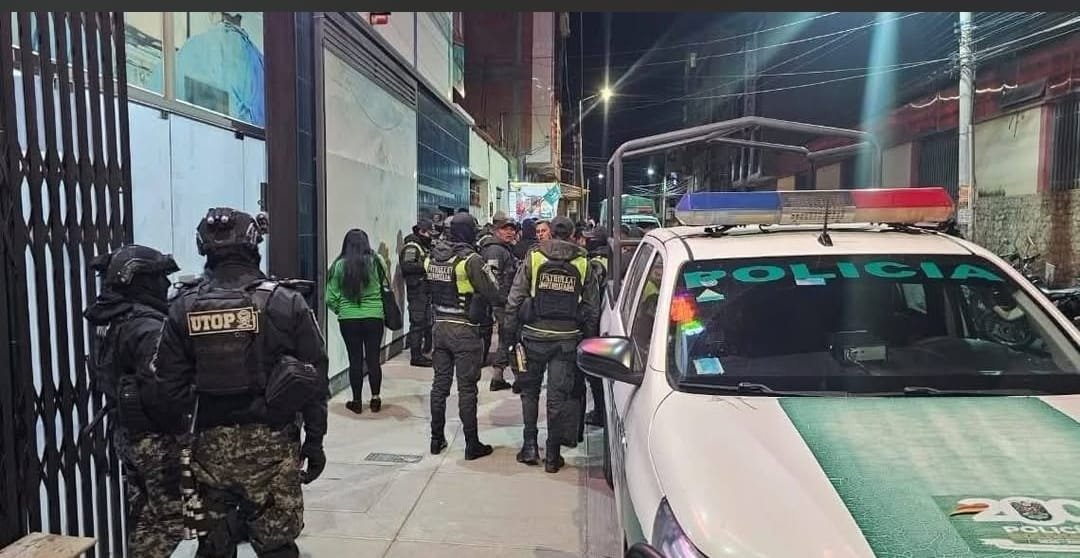 ContBolivia's tweet photo. Tres trabajadores de 27, 33 y 53 años muri3r0n tras ser presuntamente apl4stad0s por material de acero al interior de una empresa importadora en la ciudad de #ElAlto. Aunque fueron trasladados a la clínica Fides, ingresaron sin vida. La #Felcc investiga las causas del accidente. https://t.co/LrNkwS7U0H