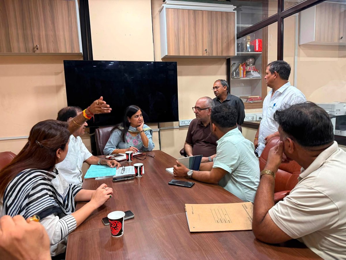 kjsehrawat's tweet photo. भारतीय जनता पार्टी प्रदेश कार्यालय में जनसुनवाई के दौरान नागरिकों की समस्याओं को गंभीरता से सुना तथा जनहित से जुड़े विभिन्न विषयों पर विस्तार से चर्चा की।

इस अवसर पर श्री गुलशन विरमानी जी एवं रितु वोहरा जी भी उपस्थित रहीं ।

संबंधित विषयों पर शीघ्र, प्रभावी समाधान सुनिश्चित करने हेतु आवश्यक निर्देश दिए, ताकि प्रत्येक नागरिक को त्वरित राहत मिल सके।जनसुनवाई के समापन पर प्रदेश प्रतिनिधियों ने भी संतोष व्यक्त किया।