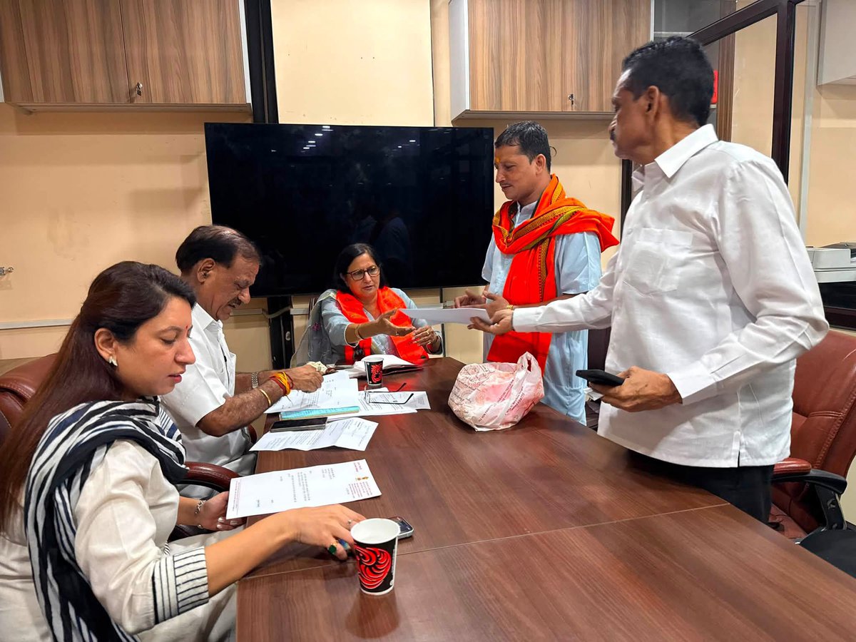 kjsehrawat's tweet photo. भारतीय जनता पार्टी प्रदेश कार्यालय में जनसुनवाई के दौरान नागरिकों की समस्याओं को गंभीरता से सुना तथा जनहित से जुड़े विभिन्न विषयों पर विस्तार से चर्चा की।

इस अवसर पर श्री गुलशन विरमानी जी एवं रितु वोहरा जी भी उपस्थित रहीं ।

संबंधित विषयों पर शीघ्र, प्रभावी समाधान सुनिश्चित करने हेतु आवश्यक निर्देश दिए, ताकि प्रत्येक नागरिक को त्वरित राहत मिल सके।जनसुनवाई के समापन पर प्रदेश प्रतिनिधियों ने भी संतोष व्यक्त किया।