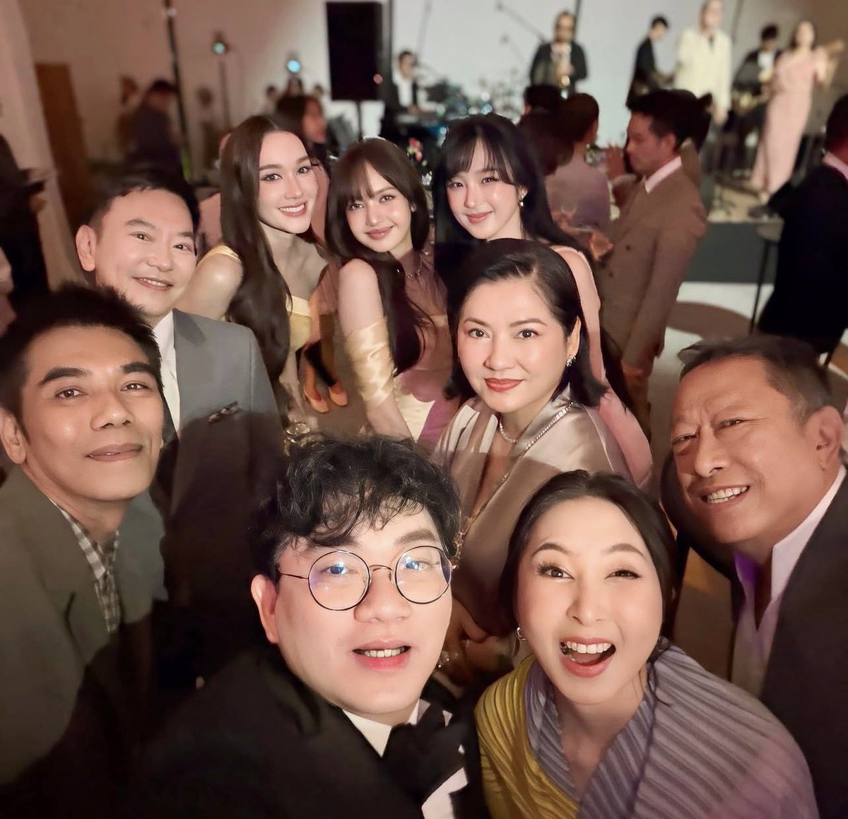 lalisabrasil's tweet photo. Lisa com alguns convidados na festa de casamento de Yaya &amp; Nadech. 💛

#LISA #ลิซ่า #리사 #LALISA https://t.co/W8NMDCU5Nr
