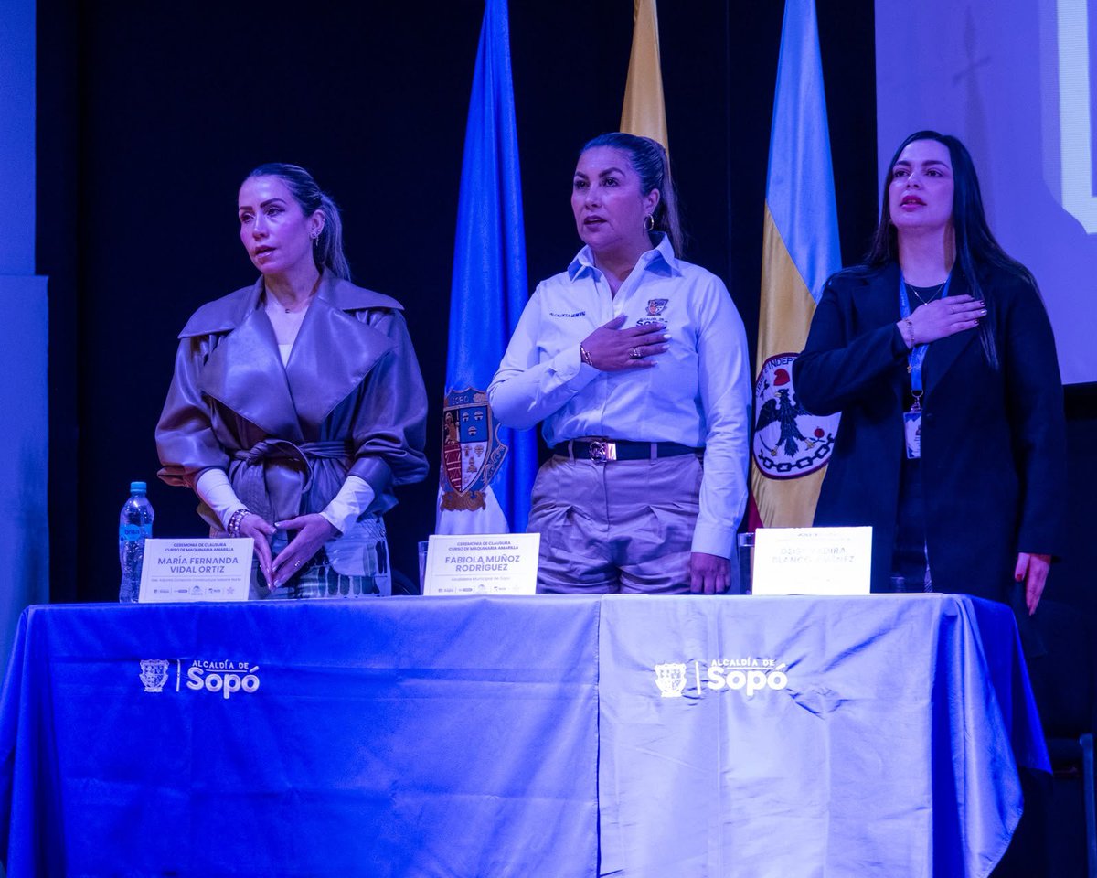 AlcaldiadeSopo's tweet photo. 17 mujeres soposeñas hoy marcan un hito para nuestro municipio al graduarse como Operadoras de Retrocargador.

Más oportunidades, más inclusión y más mujeres abriendo camino en sectores tradicionalmente masculinizados. 💛

#SopóEsMiDestino #SopóTrabaja https://t.co/KpMWSayYgM