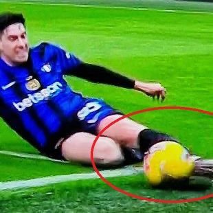 AntonelloAng's tweet photo. Manca un audio della bestemmia sparito, Lukaku graziato da Gravina (mai accaduto in serie A), la mancata comunicazione del cambio proprietà, 100 milioni di plusvalenze patteggiate con 90mila euro, gli sponsor farlocchi, Zhang ologramma e la storia di Acerbi e tuffatori perdonati. https://t.co/P90KdJhrIa