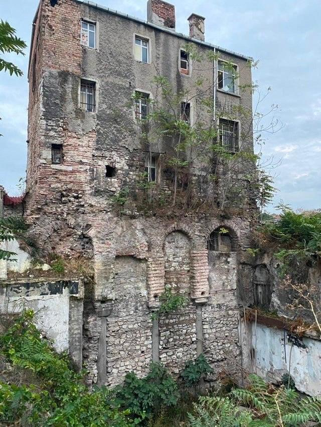UnamunoAgain's tweet photo. Este edificio en Estambul tiene renovaciones de 3 imperios y 1 república, todos construidos uno encima del otro https://t.co/RJutJa6dnx