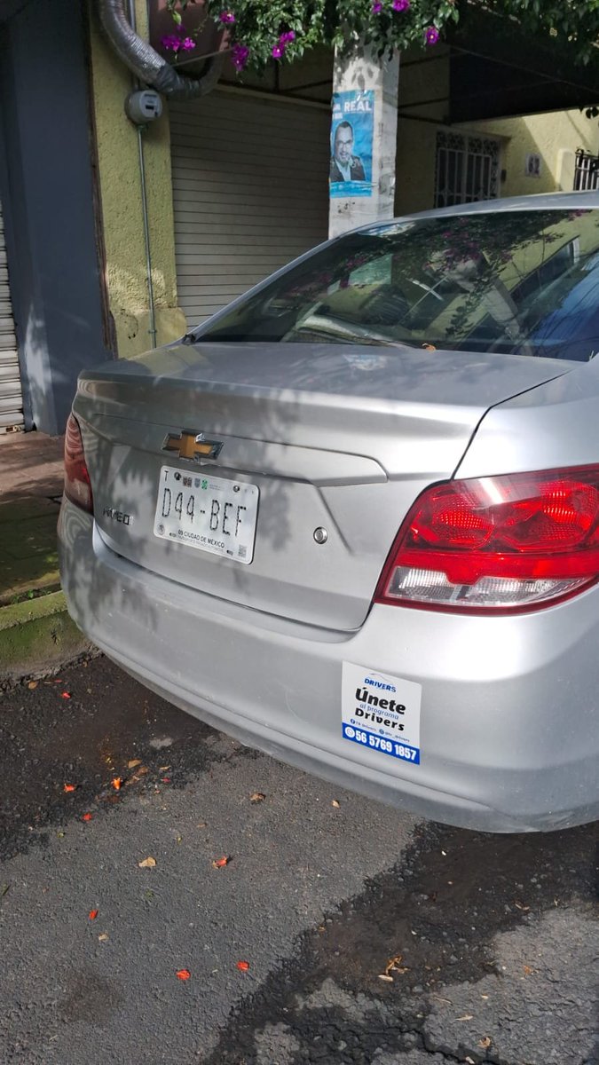 ErikaHSC's tweet photo. Auto abandonado desde hace mas de un mes, obstruyendo área de discapacitados,  personas de la tercera edad 95 años y 70 con discapacidad no pueden estacionarse para movilidad.  @UCS_GCDMX @LaSEMOVI @GobCDMX @laguna de Yuriria 62,Granada 11520 @AlcaldiaMHmx. https://t.co/4IbW41Gihn