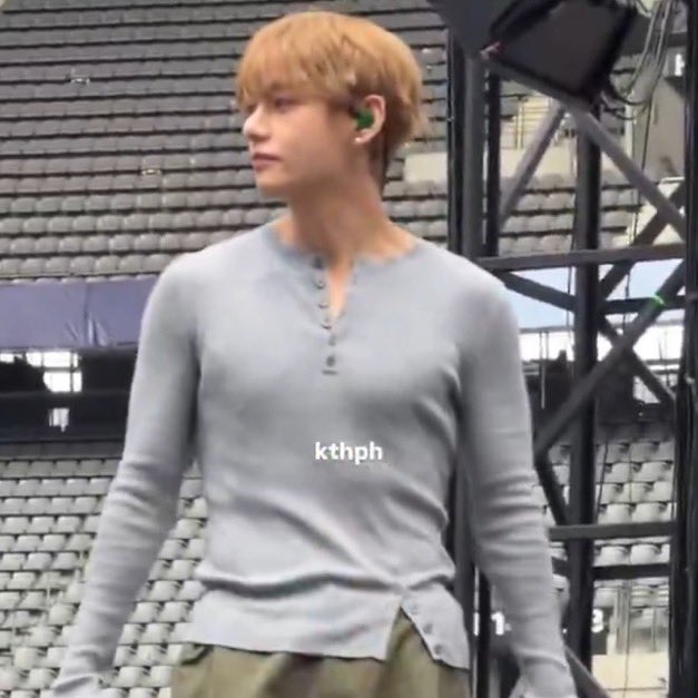 tae’s muscles⁷ tweet media
