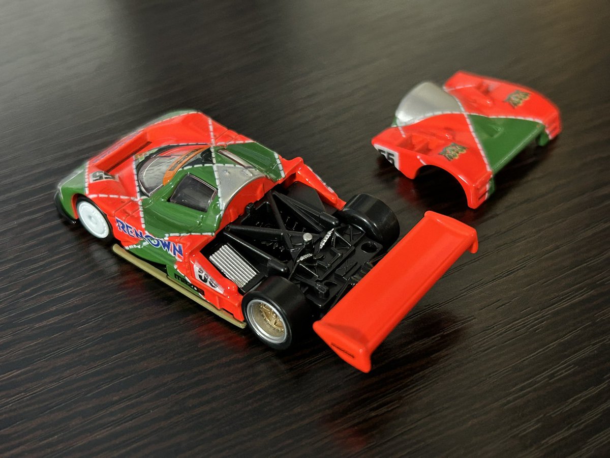 levorgcocoa555's tweet photo. #トミカ #トミカプレミアムRacing マツダ 787B

1991年のル・マン24時間レースで総合優勝を果たした。これは日本メーカーにとって初の総合優勝であり、ロータリーエンジンを搭載したマシンでも初、レシプロエンジン以外でも初の総合優勝という快挙である。

カウルが脱着できるが、外しにくい。 https://t.co/sO7C1Mrx6x