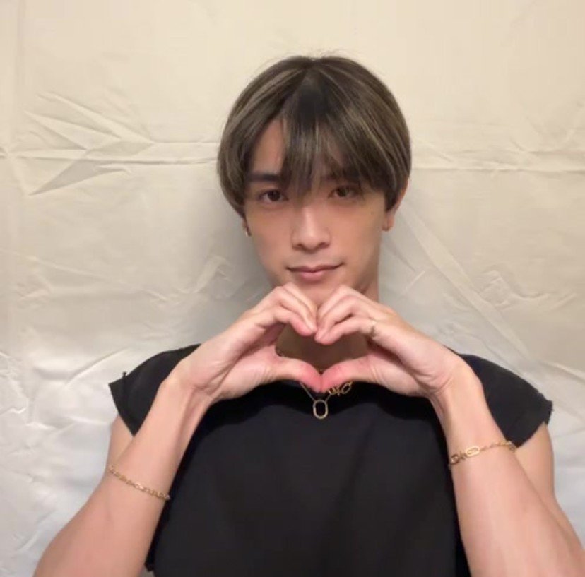 miniharu0218's tweet photo. 恭平くんのゲリラインライ
僕カワもスペキスもアカペラで歌ってくれた♪～ありがとう💜

きっと大吾くんもインライ見てたかな❤

#高橋恭平 https://t.co/jpIaJp3VF0