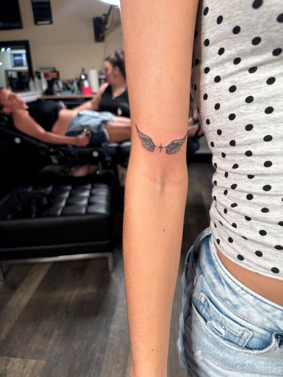 BurnedHeartsTat's tweet photo. Fresh wings, fresh vibes ποΈπ₯
This tattoo was done by tattoo artist Holly (@hollyannarenee) at Burned Hearts Tattoo in Columbus, Ohio.
#hollytattoo #freshtattoo #tattoo #tattooartist #tattoooftheday #columbustattoo #ohiotattoo #columbusohio #burnedhearts https://t.co/P5TmV9TBs4