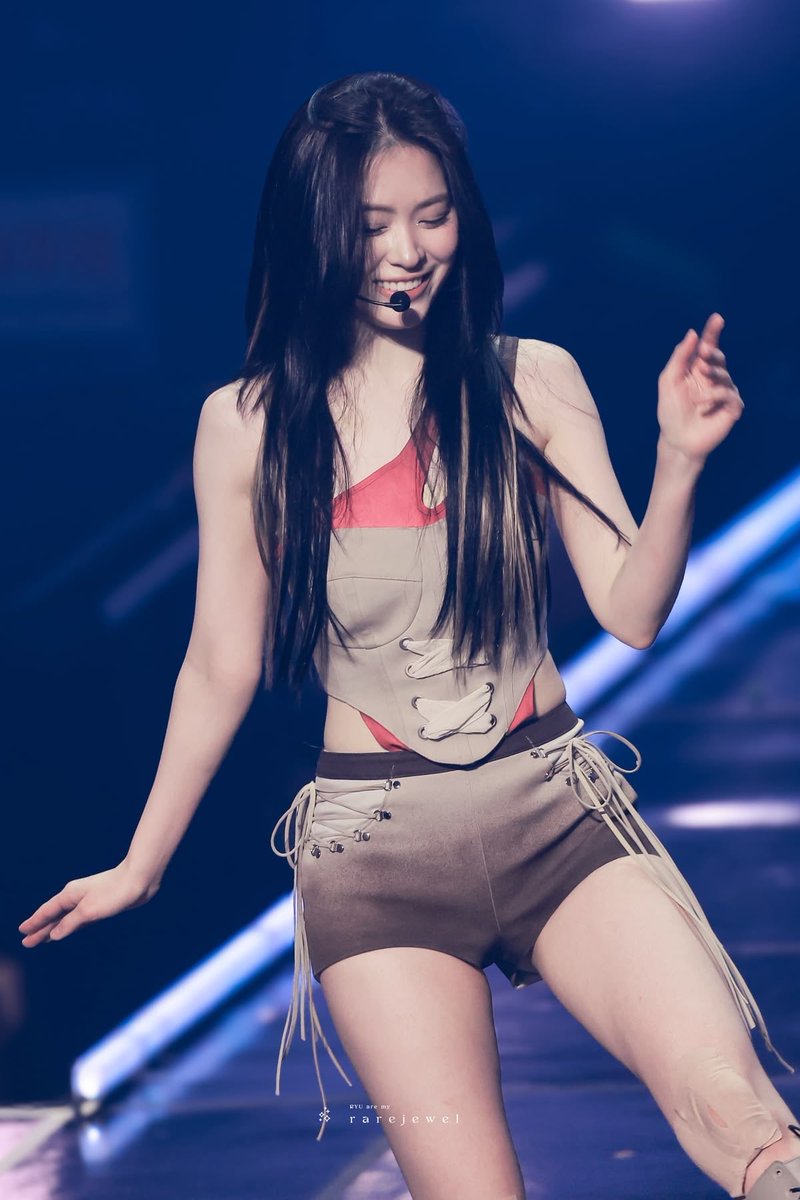 itzypopbase's tweet photo. ITZY’s Ryujin explains the recent viral video of her adjusting her outfit on stage:

“That jumpsuit was riding up way too high and was so uncomfortable and painful… I’ve gotten so comfortable around MIDZY lately that I let my guard down on stage… I am so deeply sorry for that.” https://t.co/DUAGAtAK6M
