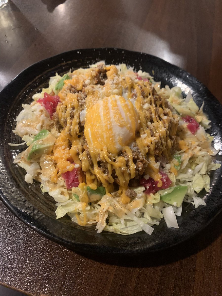 icecake10689123's tweet photo. 昨日は前を通るたび気になってたYe(カニエ)が来るジャークチキン屋さんに行ってみた。美味しかった〜！ https://t.co/NgVoTNH9H9