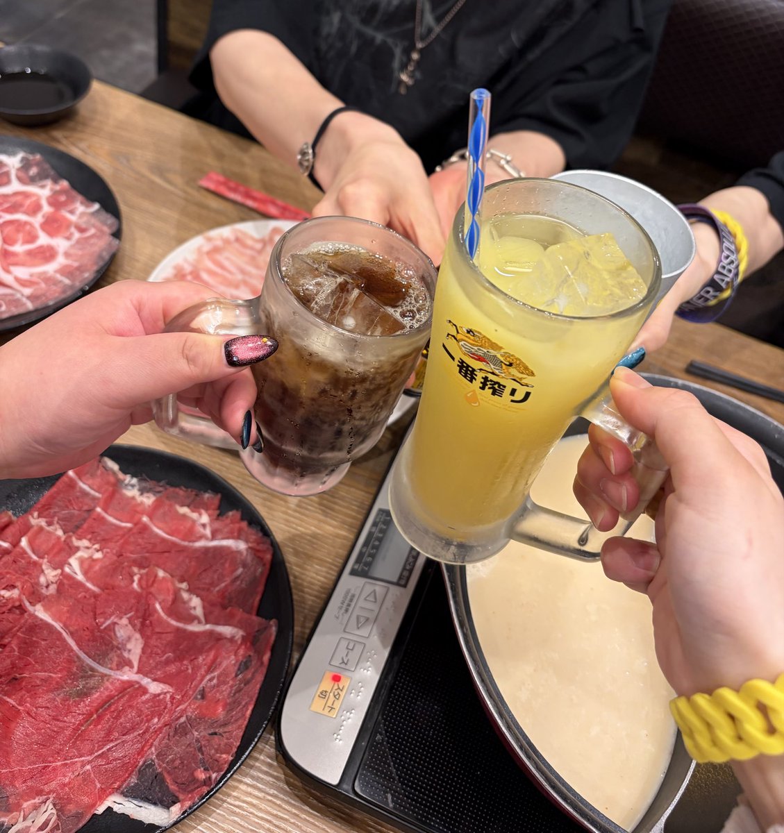 zeromeidoruri's tweet photo. 初日の打ち上げ🥩🍲🥢
急遽スペシャルゲストも呼んで😉✨ https://t.co/lcsQTNQMsM