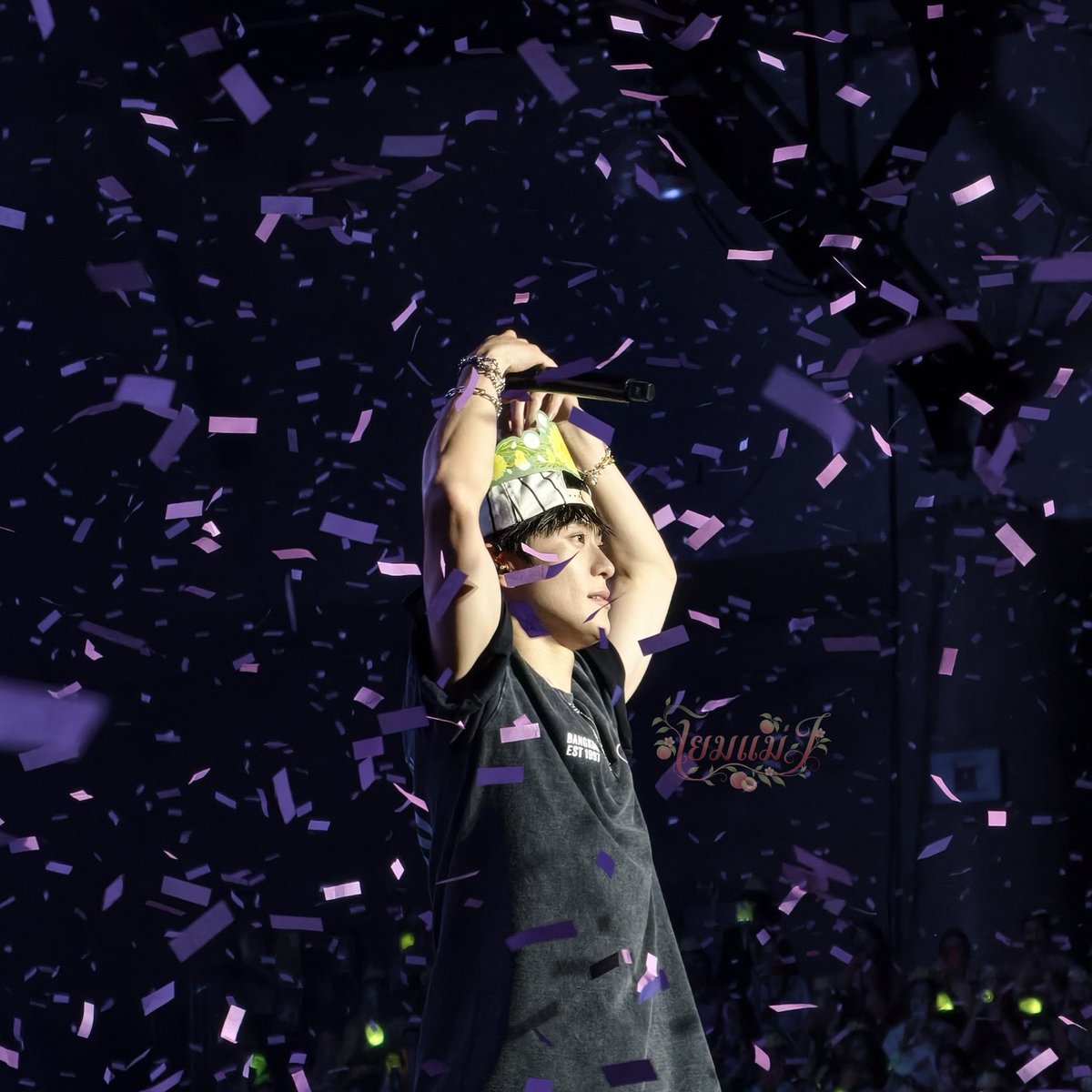 DearJfromQ's tweet photo. มาๆๆๆๆ จริงจังละ #สังฆทานโยมแม่ 

สำหรับคนที่สตรีม 99 Degrees 

แจก ไฟล์รูป/วิดีโอ  Jaehyun Fancon <MONO> in bkk ทั้งสองวันแบบไม่ติดเครดิต (ซาวเช็คทั้งสองวัน!)

❤️‍🔥รูปชัด ไม่เบลอ นิ่ง
❤️‍🔥วิดีโอชัด เก็บความหล่อได้แบบสุด ๆ
❤️‍🔥ตอนถ่ายมือนิ่งไม่มีสั่น เพราะเล่นกล้าม (ใหญ่กว่าแจน) 
❤️‍🔥ไม่มีลายน้ำจากเสียงกรี๊ด (มั้ง)

ตัวอย่างรูปตามด้านล่าง

แจก ‘ทุก’คน จนถึง 6.59 วันที่ 18/7/2026

กติไก่ : รี + กดแชร์เพลง 99 Degrees จากสปอลงเมนชั่น

#วาเลนไทน์สตรีม 
ตุวอย่างงง
