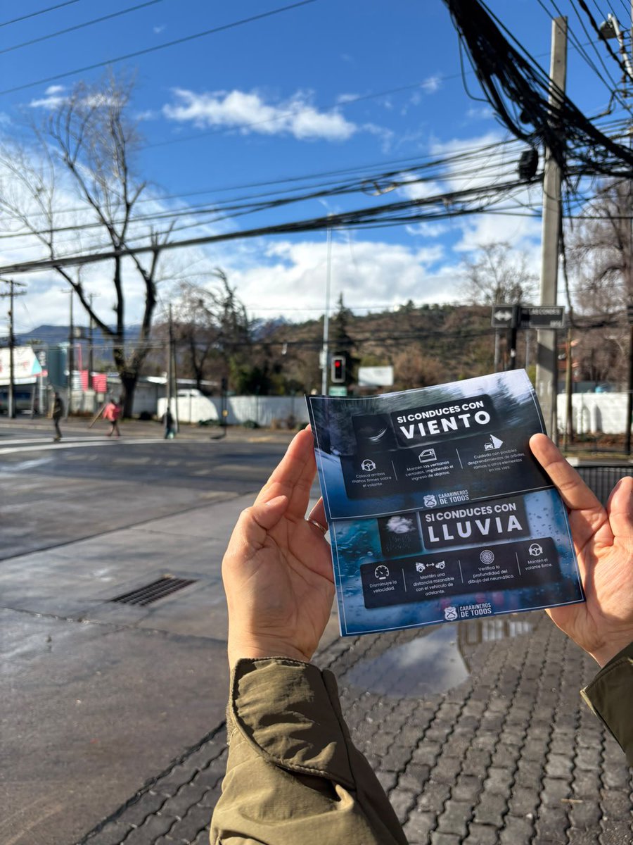 carabprandes's tweet photo. @CarabMicc 17ª Com. #LasCondes, realizó campaña preventiva en la vía pública, entregando recomendaciones a los conductores para una conducción segura ante lluvias y actuales condiciones climáticas, promoviendo autocuidado y prevención de accidentes.
#LaPrevenciónEsNuestraEsencia https://t.co/HuUj6shKVB