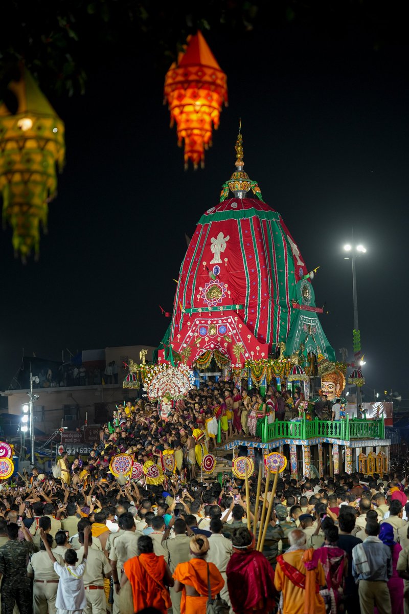 JagannathaDhaam's tweet photo. ବଡ଼ଠାକୁର ଶ୍ରୀବଳଭଦ୍ର ଗୋଟି ପହଣ୍ଡିରେ ଶ୍ରୀଗୁଣ୍ଡିଚା ମନ୍ଦିର ଆଡ଼ପ ମଣ୍ଡପକୁ ବିଜେ କରିଛନ୍ତି।
#Rathayatra2026 #JaiJagannatha #RathaJatra2026 #RathaYatra #ShreeJagannathaDhaam #Puri https://t.co/bgAnh3GXBR