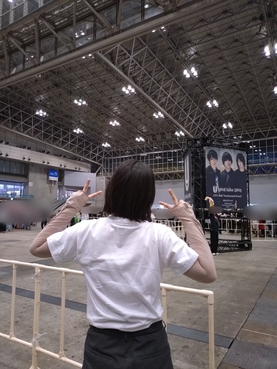 glxxxeim's tweet photo. 愛重めのオタクなので全然この先も好きでいる自信があるのですが。
ユニゾンのファンの皆さんみーーんないい人たちで
「また次のツアーでねー！」って言えないのが寂しい。
いつも通りの最高にかっこいいライブだった。
”楽しいことだけしか見つからない”そんな時を気長に待ちます。 https://t.co/QcbUFEBsff