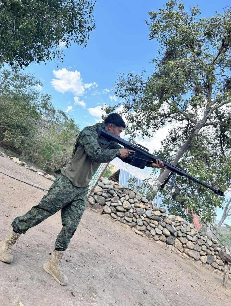 VivoenMarte2's tweet photo. Las 4 letras del poder:

Distintas fotos de elementos del Cartel de Jalisco Nueva Generación #CJNG en algún lugar en México lo más probable estás fotos fueron tomadas en el estado de #Michoacán aún que también en el estado de #Jalisco o en alguna otra plaza donde opera el cartel más poderoso en todo México. 

Y a pesar de los golpes que recibido del corrupto gobierno Mexicano las 4 letras se mantienen fuertes y firmes en los siguientes estados: #Nayarit, #Guanajuato, #Sinaloa, #NuevoLeón, #Tamaulipas, #Chiapas, #Zacatecas, #Aguascalientes, #Guerrero, etc.