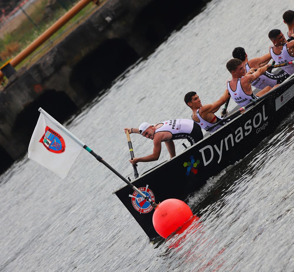 txirpial's tweet photo. @DeustoAT se llevó la ikurriña de #erandio disputada en aguas de la ría bilbaína a la altura de Lutxana y sigue liderando la clasificación general de traineras de la #ligaacr sacando 3 puntos a @telmodezumaia https://t.co/3dPphfllV8