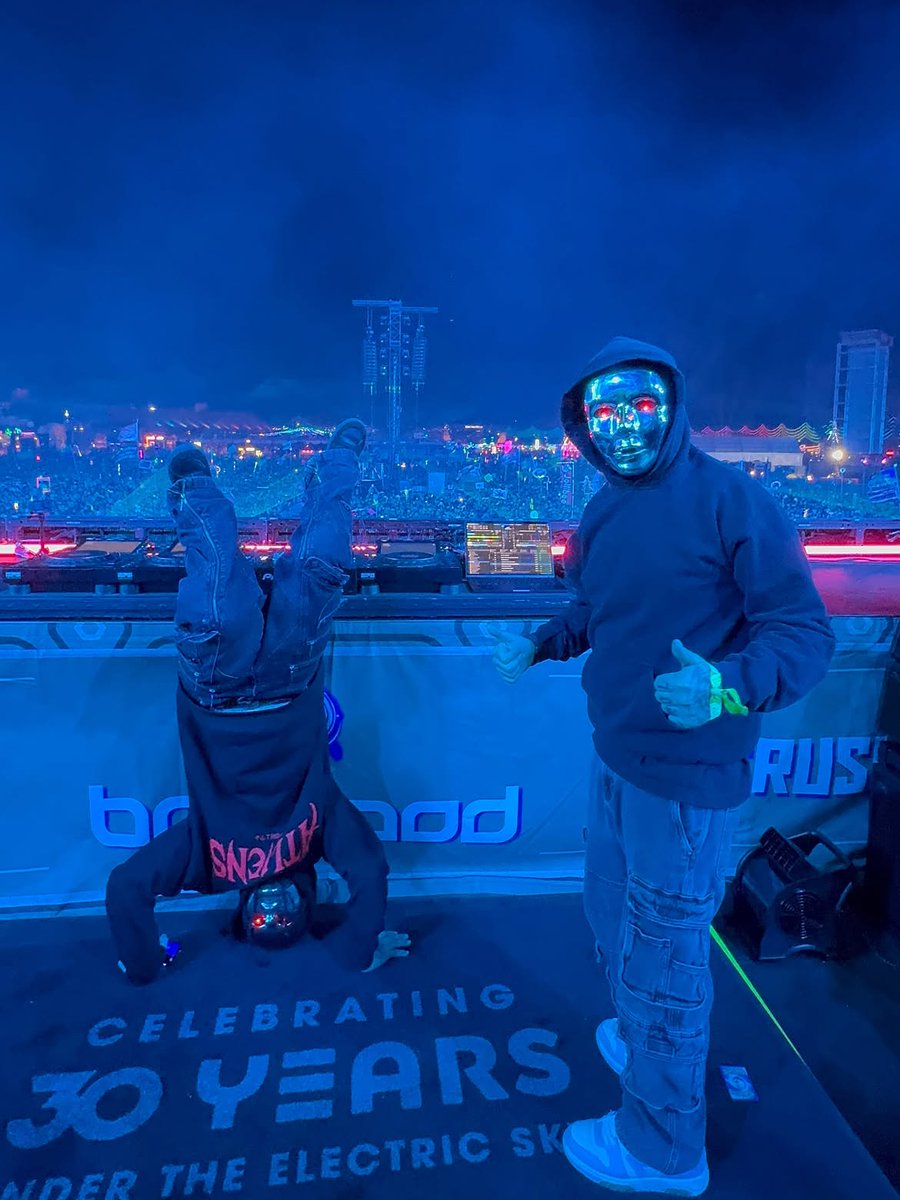 SteezPromo's tweet photo. DC INVASION TONIGHT 👽🫵
Are we allowed to say the aliens are bringing 𝔯𝔦𝔡𝔡𝔦𝔪⁉️

Pits stay open all night at @echostage 😈

@ATLiensOfficial  ✷ @thisiscyclops ✷ @bendamusic b2b @vastiveofficial 
✷ @blankfacedubs b2b @decimatedubs 

Last tickets 🔗 https://t.co/9z1FGwfPLT https://t.co/qcvuaJyreb