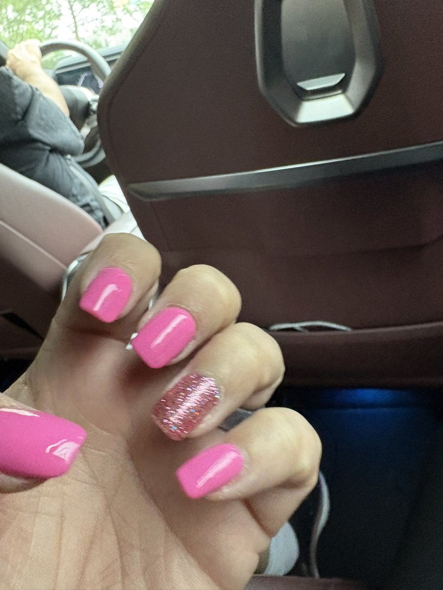mackenziecarmi2's tweet photo. Got my nails done today 💅💅💅 https://t.co/sFxN0FWcQE