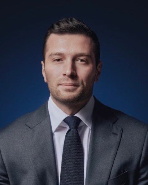 FrenchRapUS's tweet photo. 🚨 GROSSE POLÉMIQUE ENTRE LE RAP ET LA POLITIQUE !

Le RN et Jordan Bardella ont décidé de porter plainte contre le rappeur Kerchak pour de simples paroles dans l’un de ses morceaux 😳

🗣️ « Tout ce que je sais, c’est qu’on vote pas Marine Le Pen et b*ise la mère à Bardella. » https://t.co/d2iZBxWd16