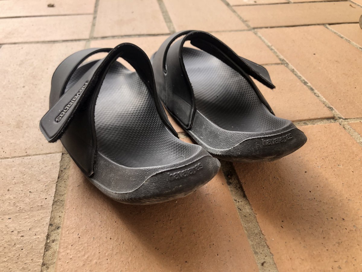 MattosFlavio's tweet photo. Olha aí, @havaianasBR . A sandália de praia que tomou sol e encolheu. Uma sandália de praia que não pode ir à praia. O pior é que eu tinha gostado tanto, que comprei dois pares, de diferentes cores. Uma decepção ver Havaianas usando material porcaria em uma sandália cara destas. https://t.co/2eB4FUy8Y1