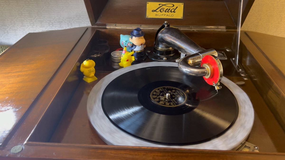 Fffqntd's tweet photo. Just put on my favorite vinyl, dim the lights, and let the warm melodies wrap around this cozy weekend—music really is the best vibe booster ， https://t.co/Erg5Mta6y1