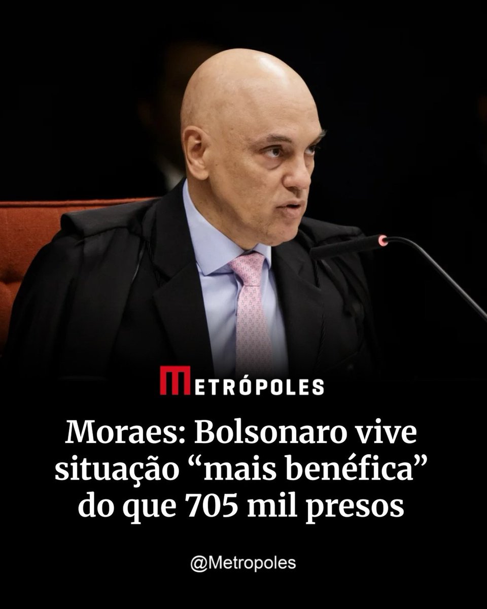MachadoDarlon's tweet photo. 😈⚖️🇧🇷/ Ao manter a prisão domiciliar humanitária de Jair Bolsonaro (PL) em decisão desta sexta-feira (17/7), o ministro Alexandre de Moraes, do Supremo Tribunal Federal (STF), afirmou que a situação do ex-presidente é “incomparavelmente mais benéfica” do que a enfrentada pelas mais de 705 mil pessoas privadas de liberdade no sistema prisional brasileiro.

Moraes destacou que Bolsonaro cumpre a prisão domiciliar em casa, com acesso diário à esposa, à filha e à enteada, além de receber visitas frequentes de advogados, médicos e outros profissionais autorizados. Segundo o ministro, essas condições colocam o ex-presidente em situação mais favorável.

“Não há dúvidas, portanto, de que a situação do sentenciado Jair Messias Bolsonaro, em que pese a gravidade de seus crimes praticados contra o Estado Democrático de Direito, é incomparavelmente mais benéfica que as situações das 705.872 pessoas recolhidas em unidades prisionais físicas, ou seja, privadas de liberdade em estabelecimento carcerários”, expôs Moraes na decisão.

De acordo com dados do Levantamento de Informações Penitenciárias (Infopen), 384.586 dessas pessoas cumprem pena em regime fechado, enquanto as demais são presas provisórias.

Na decisão, Moraes afirmou que os benefícios concedidos ao ex-presidente por razões humanitárias “não podem acarretar odiosos privilégios contrários à legislação” nem autorizar o descumprimento das determinações da Justiça.

Embora tenha concluído que Bolsonaro descumpriu uma medida cautelar ao permitir a divulgação de uma carta com conteúdo político-eleitoral por intermédio do senador e pré-candidato à Presidência Flávio Bolsonaro (PL), Moraes decidiu manter a prisão domiciliar humanitária.

O ministro considerou que a infração não justificava, neste momento, o retorno ao regime fechado. Como sanção, suspendeu por 30 dias o direito de visitas ao ex-presidente – com exceção de advogados, médicos e fisioterapeutas – e proibiu visitas com finalidade político-eleitoral até as eleições, além da divulgação de manifestos políticos, inclusive por terceiros.