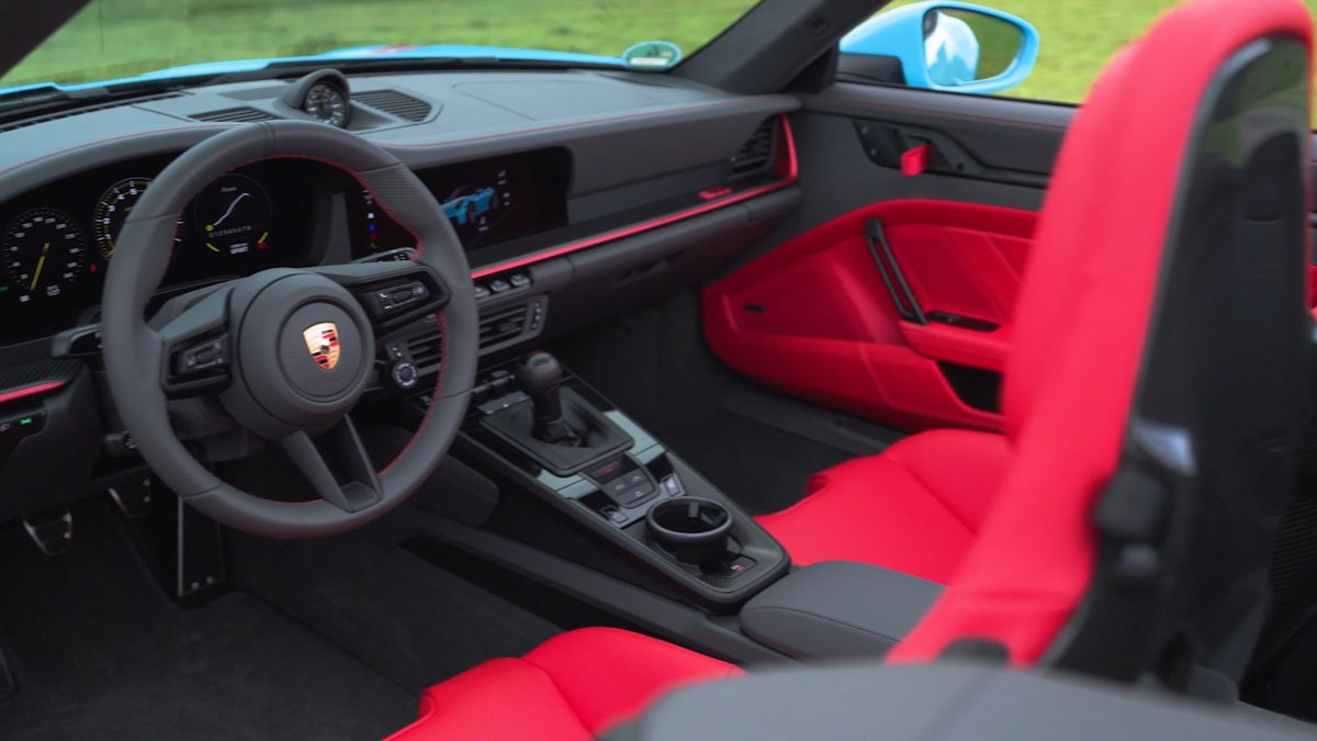 CCubicos's tweet photo. Este domingo en #CCubicos432 🚗😍📺 
@AlvaroTuriel se ha puesto al volante del @Porsche_Iberica 911 GT3 S/C, el primer GT3 cabriolet 🚨: tecnología de competición, matriculado para la calle, a cielo abierto y más de 500 CV 🏇.

A partir de las 9:45 en @antena3com 📺 @puntalproduc https://t.co/yipGXzBZHP