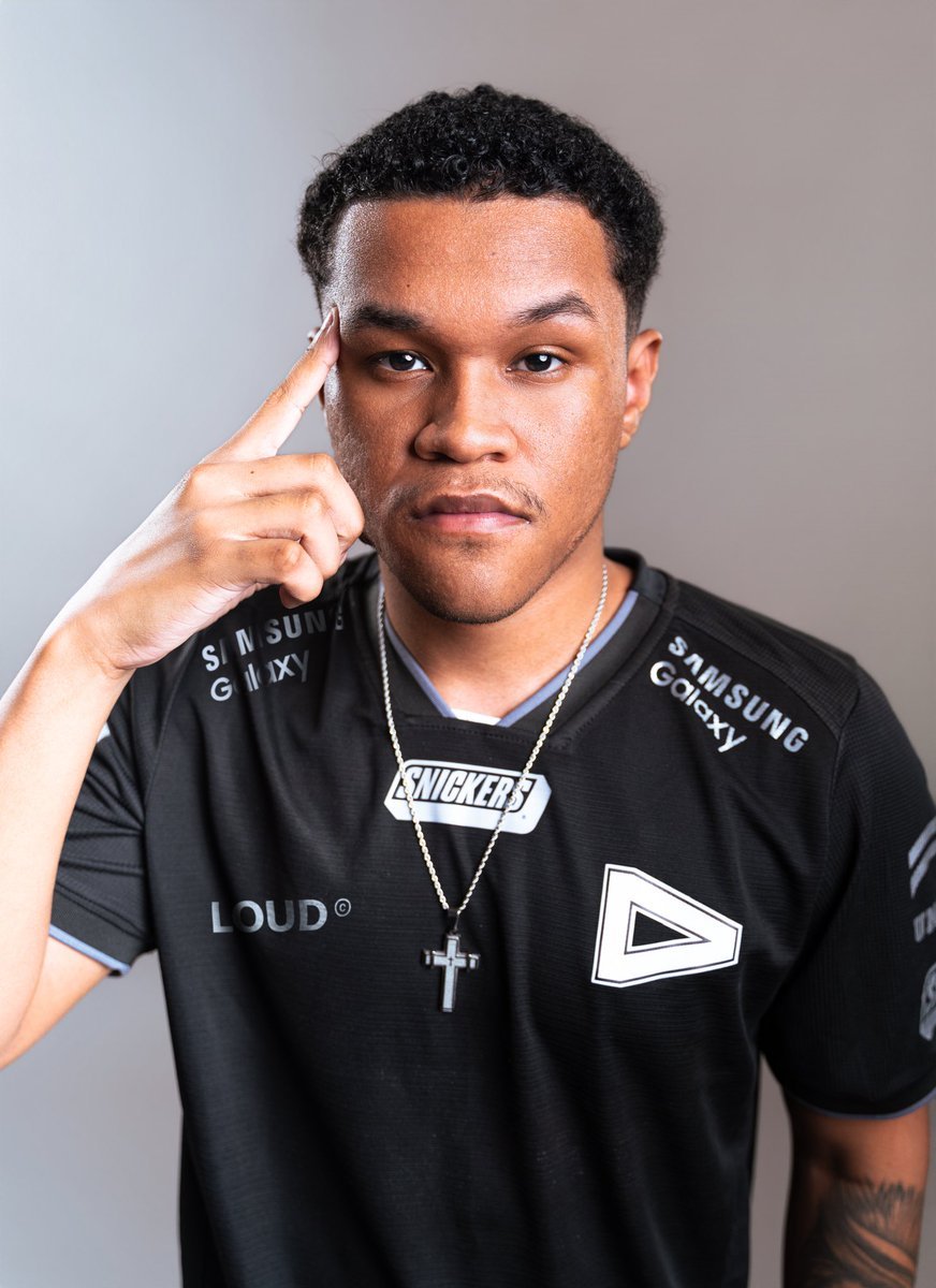 LoudComments's tweet photo. NOTA DE REPÚDIO

A página loudcomments vem a público manifestar seu mais profundo repúdio aos ataques racistas direcionados ao nosso jogador NICKZ, após a final da Esports World Cup (EWC). É inadmissível que o cenário de esports ainda seja palco para manifestações criminosas, covardes e desumanas.

Acima de qualquer rivalidade, de qualquer título ou de qualquer competição, o respeito mútuo deve sempre falar mais alto. O esporte, seja ele tradicional ou eletrônico, existe para unir e celebrar a excelência, não para servir de escudo para o preconceito e a discriminação.

Reiteramos de forma categórica: racismo não é opinião, racismo não é "provocação de jogo", racismo é crime. Atitudes como as registradas não têm espaço na nossa sociedade e não podem ser toleradas ou normalizadas por nenhuma comunidade, organização ou federação.

Nossa total solidariedade e apoio a NICKZ e a todos os outros jogadores. Que o responsável seja devidamente punido com o rigor da lei. Não recuaremos um passo sequer diante do preconceito.

O respeito deve prevalecer sempre. Racismo não será tolerado.

LOUD Comments. ✊🏾