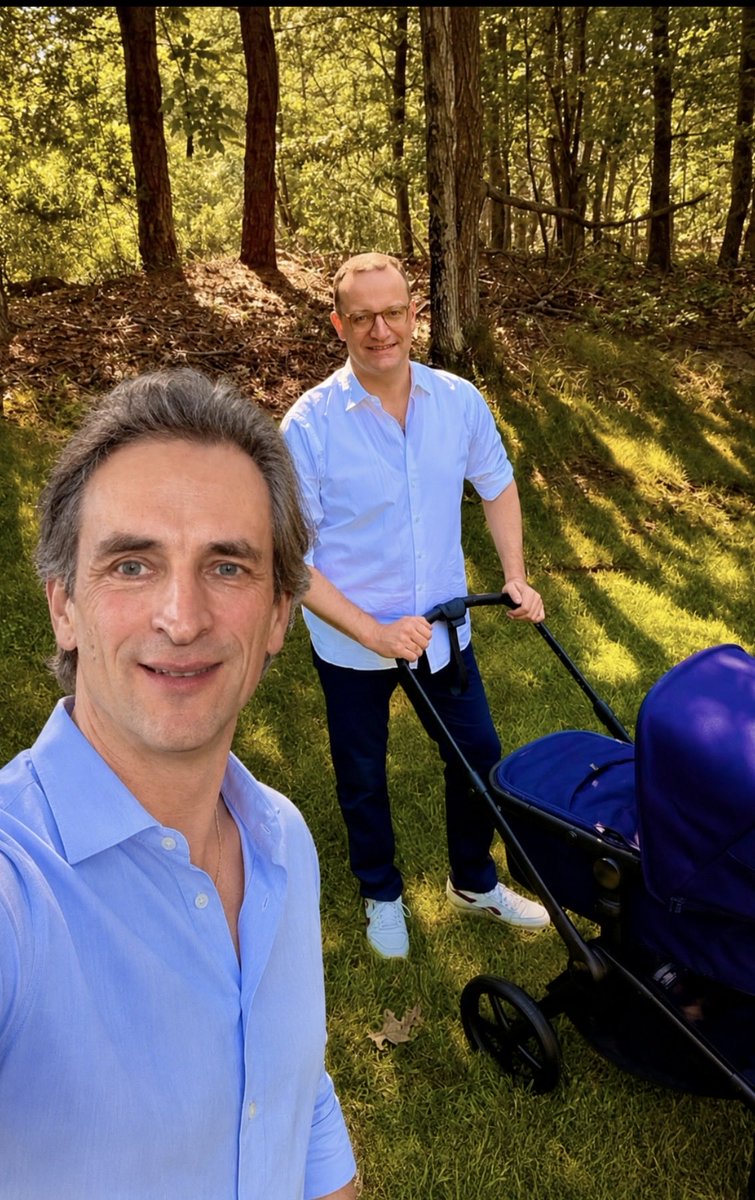 d_eckID's tweet photo. @MathiasPriebe Ihr habt euch sogar die gleiche Bluse angezogen🥰. https://t.co/ZEx7IIqbo0