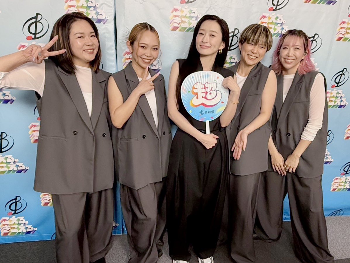 22sakipponchi's tweet photo. TBS『音楽の日』 -島袋寛子-
大好きhiro様と安心メンバーでSPEEDメドレーでございました！

唯一無二のSPEEDワールド、緊張と楽しさの狭間で歌に踊りにお供させていただきまして...！
テレビにかぶりついてSPEEDを見ていた幼少期の自分に自慢したい！

本当にありがとうございました🌷 https://t.co/rSQy3fpS4o