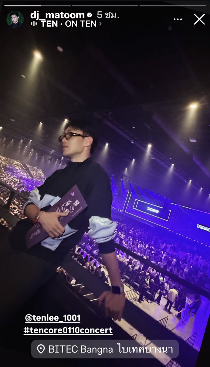 olalacool's tweet photo. ดีเจมะตูมที่บอกเสาร์นี้ว่างซะด้วย มาคอนเตนล์จริงๆแก!!! ลงสตร.ด้วย ON TEN ถือป้ายโปรเจคอีก!!! แงง พึ่งเห็น น่ารักมาก ดีใจอ่ะ มีแต่คนเอ็นดูเตนล์
#TENCORE0110Concert_Day2 https://t.co/RhluPLUTUt